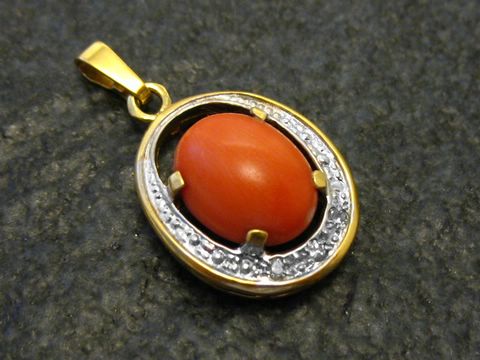Goldanhänger in Bicolor mit einem ovalen roten Korallenstein, umgeben von funkelnden Diamanten, hergestellt von Juwelier Harnisch, ideal für stilvolle Akzente.