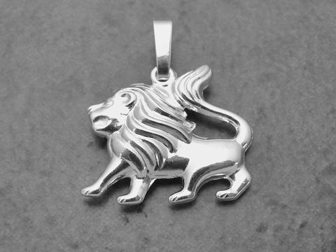 Anhänger Sternzeichen Löwe aus rhodiniertem Sterling Silber, plastisch gestaltet, mit detaillierter Lionenfigur, ideal für Schmuckliebhaber und Zwillinge. Hersteller Juwelier Harnisch.