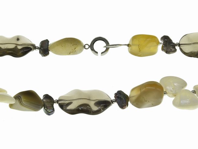 Steinkette aus Achat, Citrin, Rauchquarz, Rosenquarz und Süßwasser-Zuchtperlen in den Größen 6,5 bis 16 mm, Länge 51 cm, mit Silberverschluss, Hersteller Juwelier Harnisch.