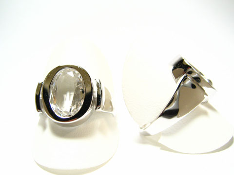 Silber Ring rhodiniert mit einem weißen Stein gefasst, verstellbar, Hersteller Juwelier Harnisch. Der Ring zeigt ein elegantes Design auf einem weißen Hintergrund.