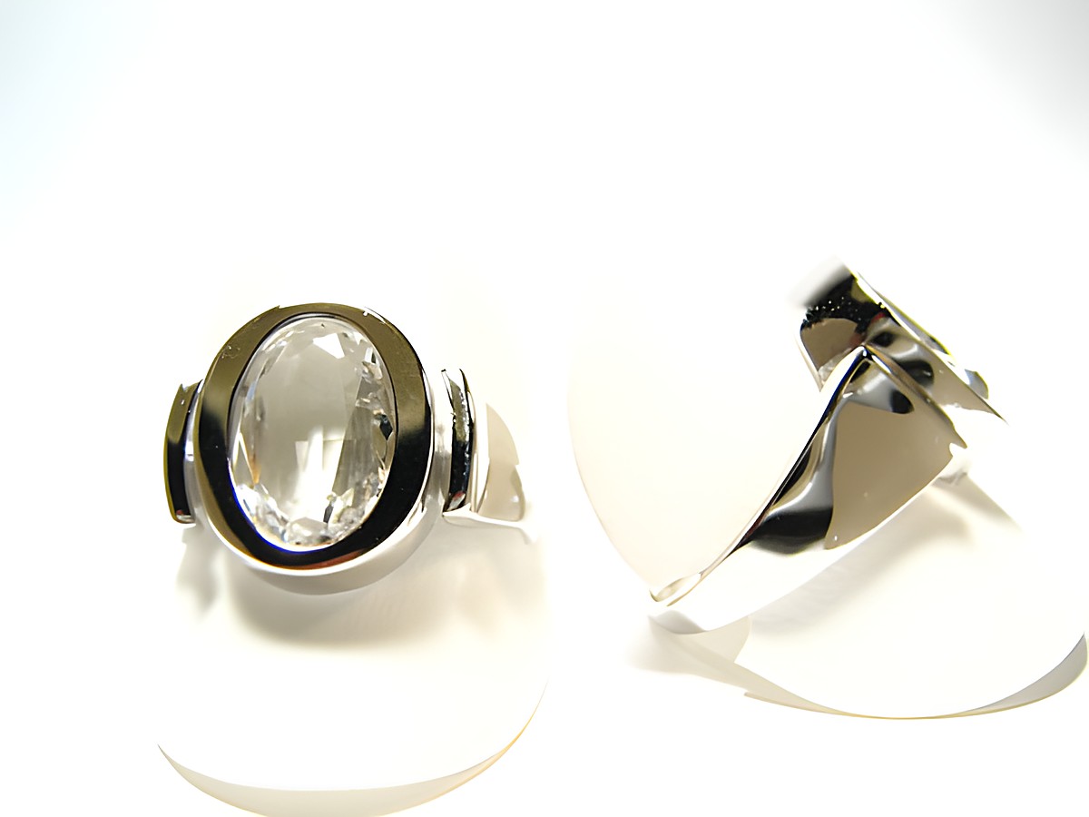 Silber Ring rhodiniert mit einem weißen Stein gefasst, verstellbar, Hersteller Juwelier Harnisch. Der Ring zeigt ein elegantes Design auf einem weißen Hintergrund.