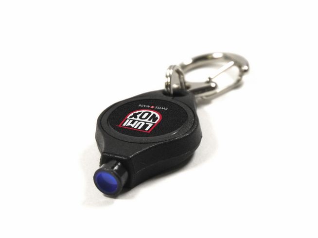 Luminox Micro UV-Lampe JAC.L057 in schwarz mit blauer Leuchtspitze, ideal für die Verwendung als Taschenlampe, mit praktischem Karabiner für die Befestigung an Gegenständen.