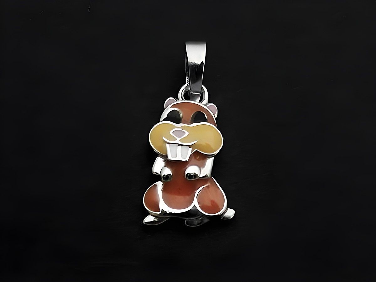Biber Silber Anhänger für Kinder, tierisch gestaltet mit Lack in braun, gelb, weiß und schwarz, Hersteller Juwelier Harnisch, ideal als niedlicher Schmuck.