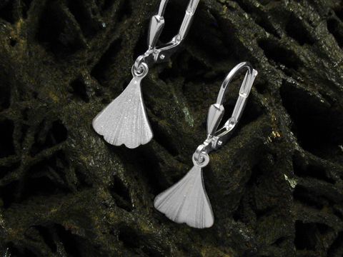 36014-0 Ohrringe Ginko Blatt 925 Sterling Silber in Form von Ginkoblättern, Hersteller Juwelier Harnisch, Ohrhänger ohne Stein, elegant und zeitlos im Design, perfekt für jeden Anlass.