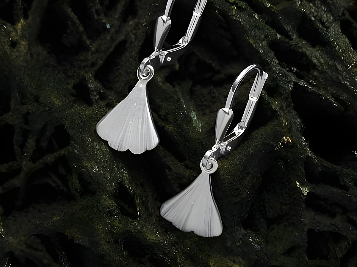 Ohrringe Ginko Blatt 925 Sterling Silber in Form von Ginkoblättern, Hersteller Juwelier Harnisch, Ohrhänger ohne Stein, elegant und zeitlos im Design, perfekt für jeden Anlass.