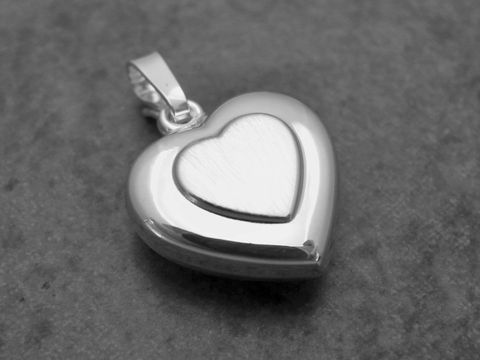 Anhänger Herz aus Sterling Silber, schlicht und elegant, vom Hersteller Juwelier Harnisch, plastisch gestaltet, ideal als symbolisches Schmuckstück für besondere Anlässe.