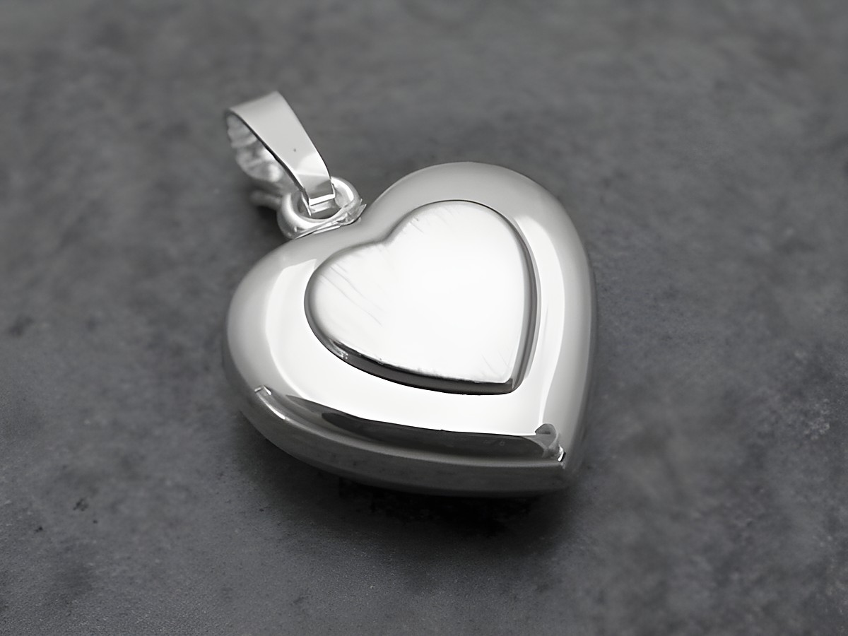 Anhänger Herz aus Sterling Silber, schlicht und elegant, vom Hersteller Juwelier Harnisch, plastisch gestaltet, ideal als symbolisches Schmuckstück für besondere Anlässe.