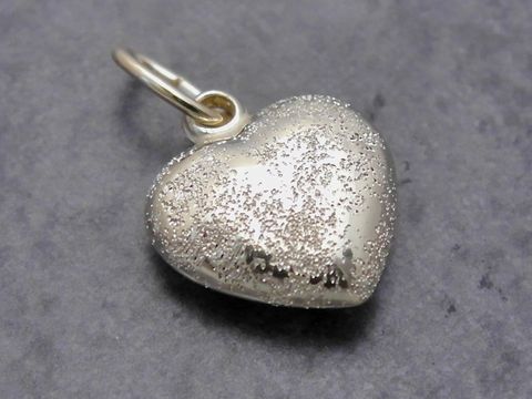 Herz Anhänger aus Gold, funkelnd und mattiert, mit einer Größe von 9,6 mm, plastisch gestaltet und vom Hersteller Juwelier Harnisch gefertigt.