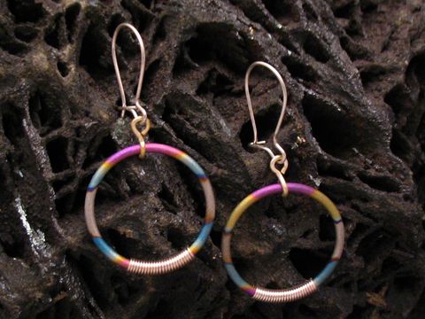 Bunte Titan Creolen mit Silber 21 mm von Juwelier Harnisch, geschmackvolle Titan Ohrringe in rundem Design, ideal für einen frischen, modernen Look.