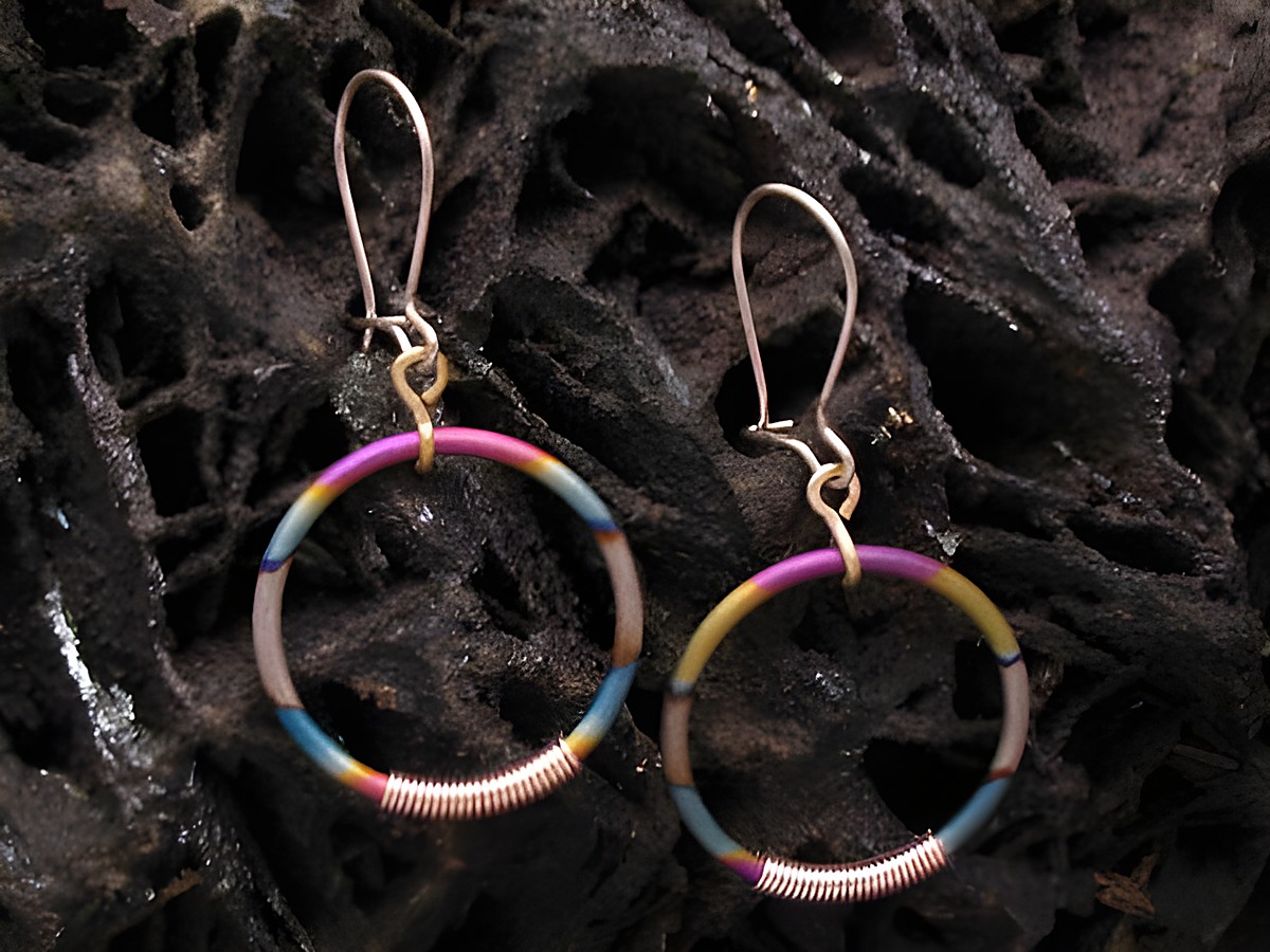 Bunte Titan Creolen mit Silber 21 mm von Juwelier Harnisch, geschmackvolle Titan Ohrringe in rundem Design, ideal für einen frischen, modernen Look.