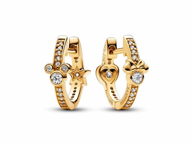 Funkelnde Ohrringe von Pandora in Gelbgold Vergoldung mit Zirkonia, verziert mit Micky Maus und Minnie Maus Motiven sowie verschiedenen charmanten Details.