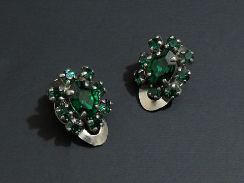Strass Ohrclip anmutig in smaragdgrün mit silberfarbenem Design, Hersteller Juwelier Harnisch, strass Ohrclips, verleiht jedem Outfit einen eleganten Akzent.