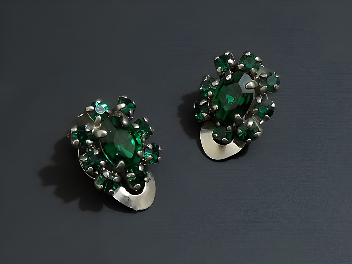 Strass Ohrclip anmutig in smaragdgrün mit silberfarbenem Design, Hersteller Juwelier Harnisch, strass Ohrclips, verleiht jedem Outfit einen eleganten Akzent.