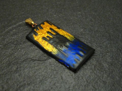 Emaille Anhänger in Vergoldet mit einem einzigartigen Design in Blau und Goldtönen, typischer Vintage-Stil, hergestellt von Juwelier Harnisch.