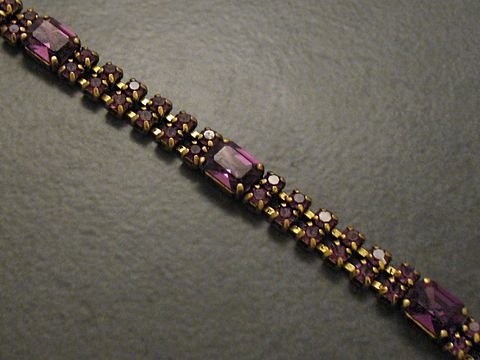 Strass Armband in lila, 19-22 cm, mit goldfarbenen Elementen, traumhaft und funkelnd. Hersteller Juwelier Harnisch, ideal für elegante Anlässe, stilvolles Accessoire.