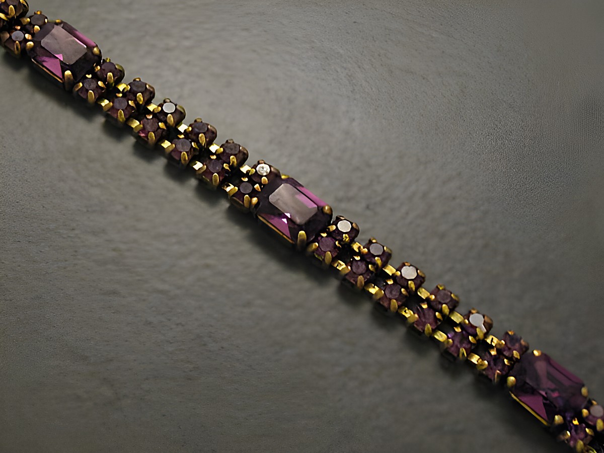 Strass Armband in lila, 19-22 cm, mit goldfarbenen Elementen, traumhaft und funkelnd. Hersteller Juwelier Harnisch, ideal für elegante Anlässe, stilvolles Accessoire.