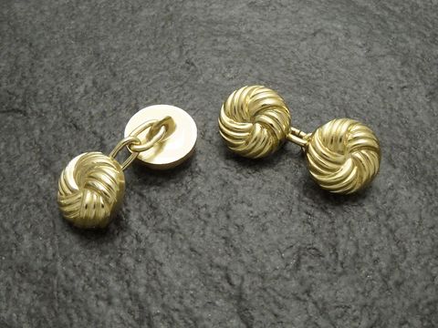 20254-0 Manschettenknöpfe Knoten in goldfarbenem Design von Juwelier Harnisch, elegant und stilvoll, ideal für besondere Anlässe oder formelle Kleidung.