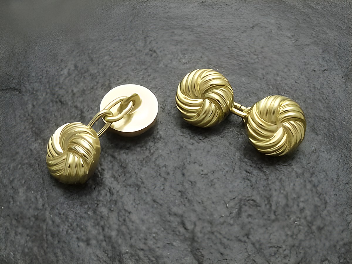 Manschettenknöpfe Knoten in goldfarbenem Design von Juwelier Harnisch, elegant und stilvoll, ideal für besondere Anlässe oder formelle Kleidung.