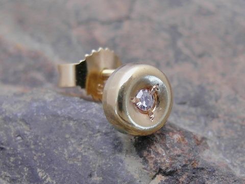 47063-0 Ein unisex Ohrstecker aus 585 Gold, schlicht und elegant, mit einem Diamanten in der Mitte, Hersteller Juwelier Harnisch, einzelner Ohrring 1 Stück.