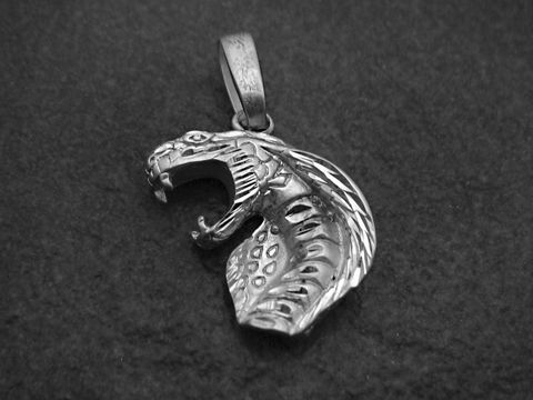 925 Silber Anhänger in Form eines Schlangenkopfes, kunstvoll verarbeitet und detailreich gestaltet. Ideale Geschenkidee von Juwelier Harnisch, passend für Tierliebhaber.