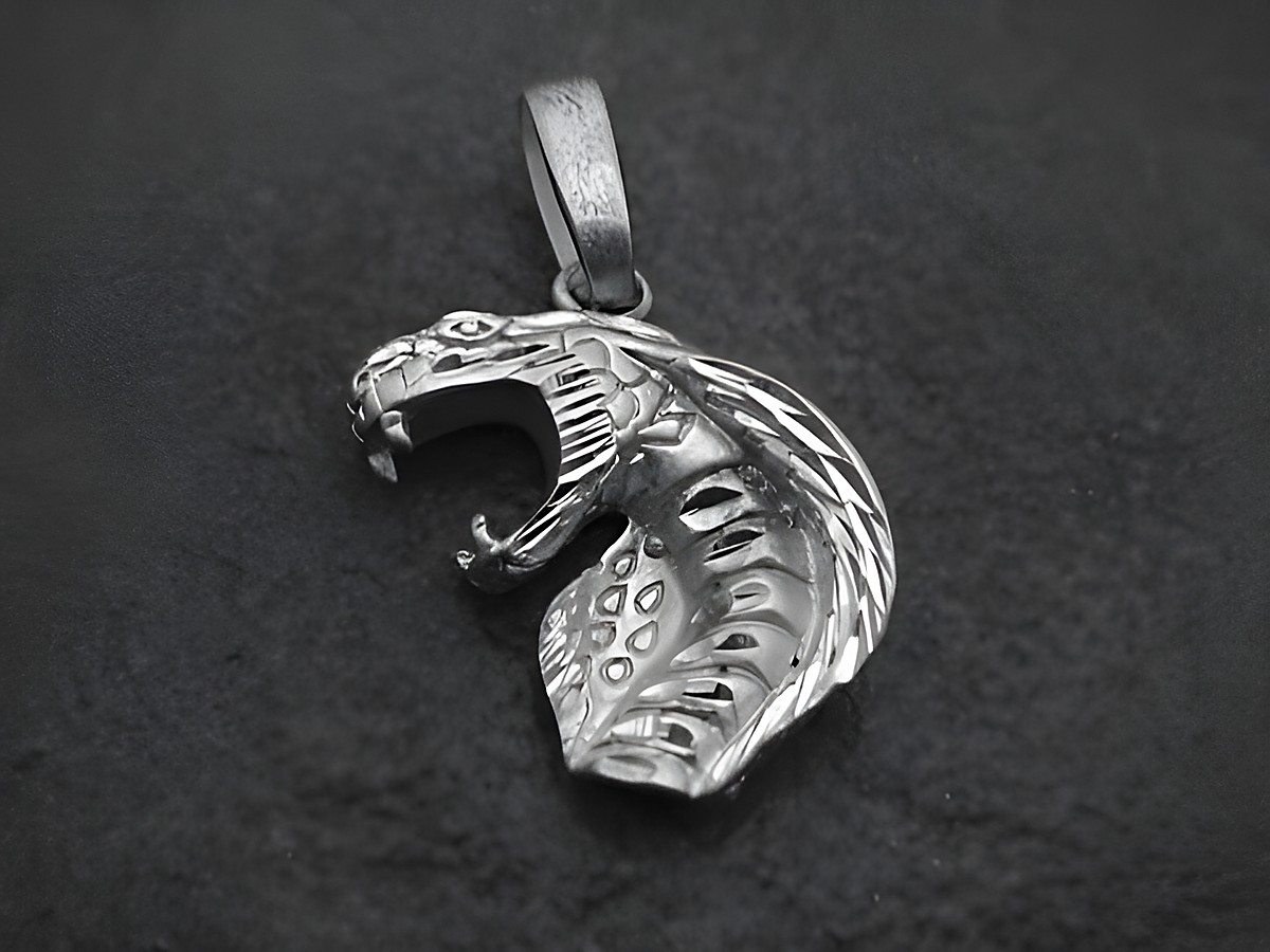 925 Silber Anhänger in Form eines Schlangenkopfes, kunstvoll verarbeitet und detailreich gestaltet. Ideale Geschenkidee von Juwelier Harnisch, passend für Tierliebhaber.
