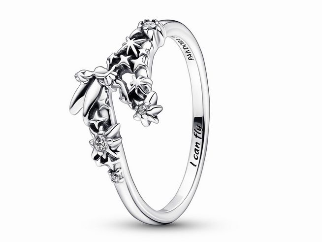 Ein filigraner Ring von Pandora aus Sterling Silber, verziert mit Zirkonia und floralen Motiven, der die Figur Tinker Bell darstellt und die Aufschrift I can fly trägt. Größe 58.
