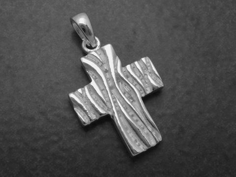 Silber Anhänger im Kreuzdesign mit streifendem Muster, teilmattiert, Hersteller Juwelier Harnisch. Der Anhänger zeichnet sich durch seine besondere Textur und Eleganz aus.