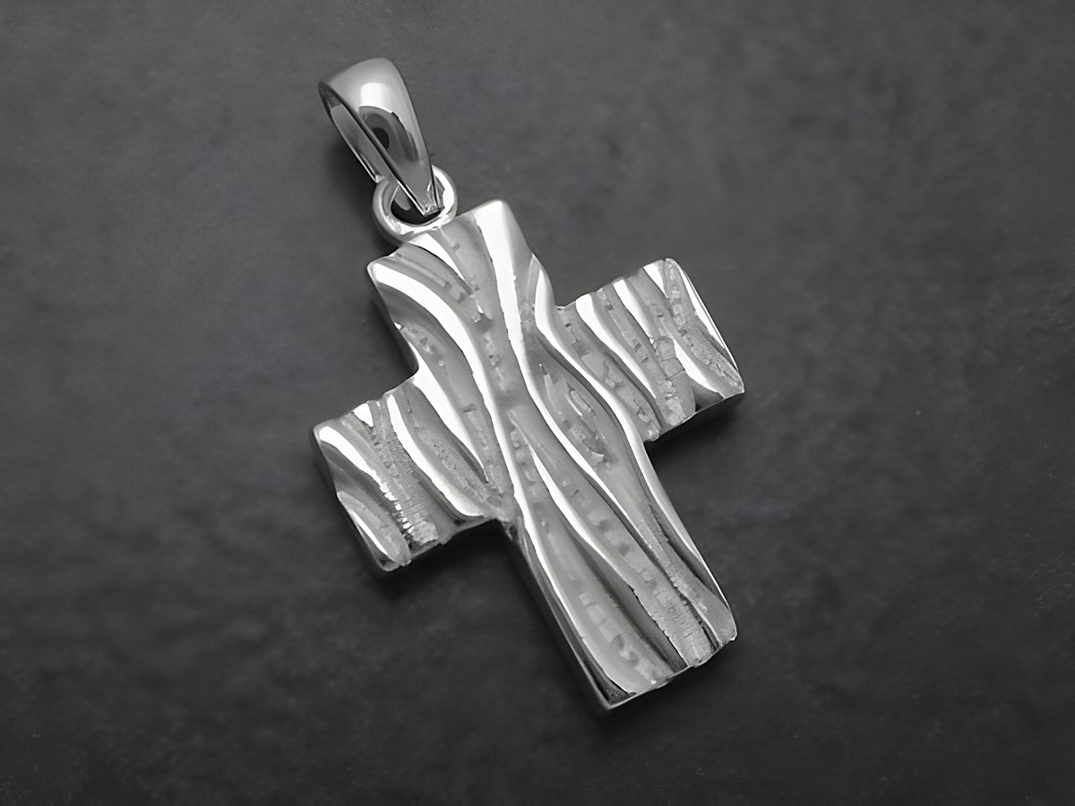 Silber Anhänger im Kreuzdesign mit streifendem Muster, teilmattiert, Hersteller Juwelier Harnisch. Der Anhänger zeichnet sich durch seine besondere Textur und Eleganz aus.