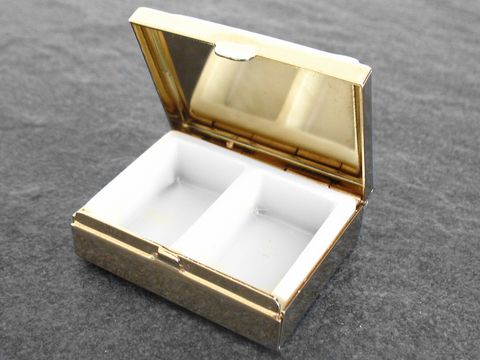 Multifunktionale Dose mit schwarzer Einlage und Aufdruck, Hersteller Juwelier Harnisch, ohne Stein, eignet sich ideal zur Aufbewahrung von Schmuck oder anderen kleinen Gegenständen.