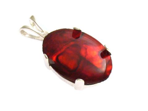 Perlmutt Cabochon in rot, gefasst in Sterling Silber, als Anhänger des Herstellers Juwelier Harnisch, zeigt eine elegante, geschlossene Form und glänzende Oberfläche.