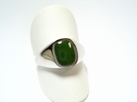 Silber Designer Ring rhodiniert mit grünem Jade, Hersteller Juwelier Harnisch, Ringe verstellbar, auf einem Schmuckdisplay abgebildet.