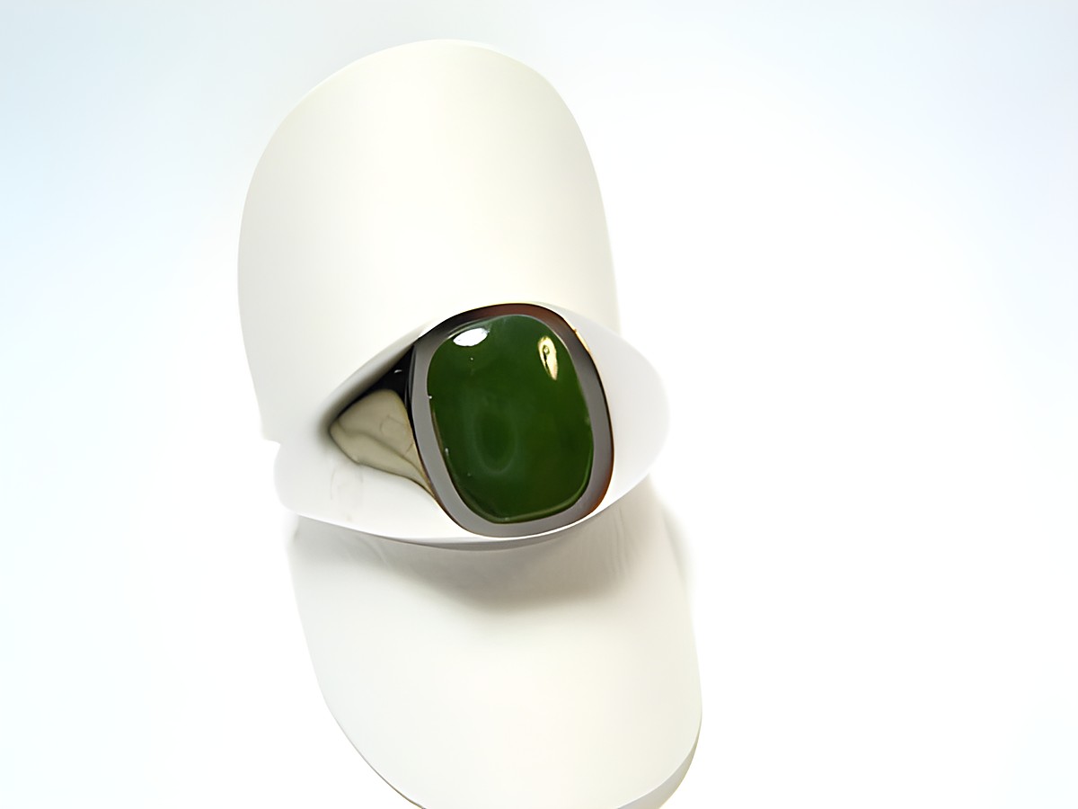 Silber Designer Ring rhodiniert mit grünem Jade, Hersteller Juwelier Harnisch, Ringe verstellbar, auf einem Schmuckdisplay abgebildet.