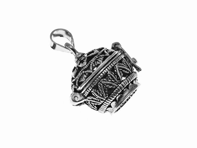 Korb Medaillon aus Sterling Silber mit feinen Pflanzenmotiven, hergestellt von Juwelier Harnisch, in Sonderformen gestaltet und elegant in seiner Ausführung.
