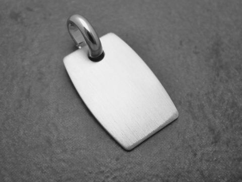Rechteckige Gravurplatte aus mattiertem Sterling Silber mit rhodiniertem Anhänger, schlichte Eleganz, Hersteller Juwelier Harnisch, ideal zum Personalisieren.