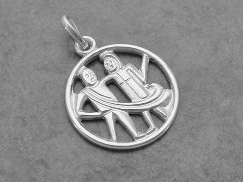 Silber Anhänger Sternzeichen Zwillinge rund, Hersteller Juwelier Harnisch, zeigt zwei stilisierte Figuren, die verbildlicht die Zwillingssymbole darstellen.