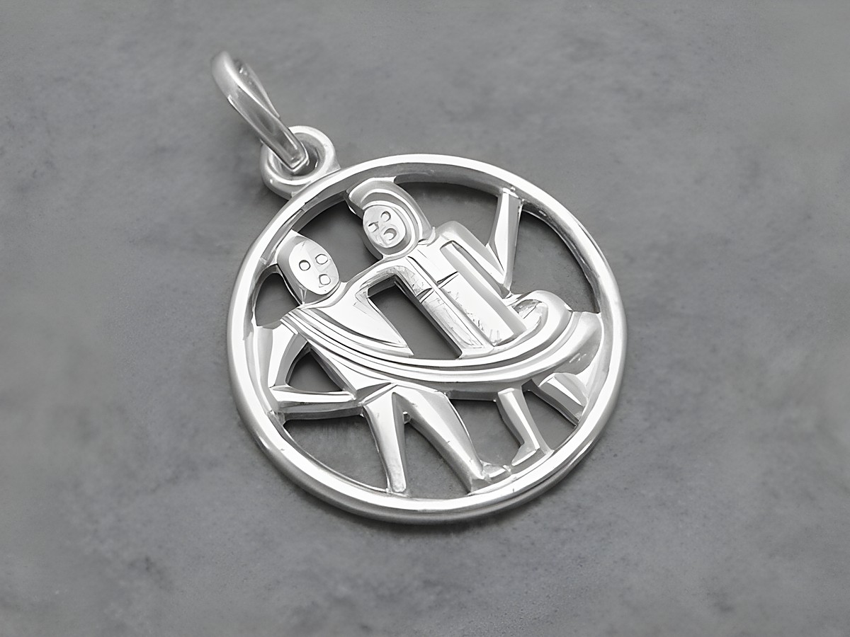 Silber Anhänger Sternzeichen Zwillinge rund, Hersteller Juwelier Harnisch, zeigt zwei stilisierte Figuren, die verbildlicht die Zwillingssymbole darstellen.