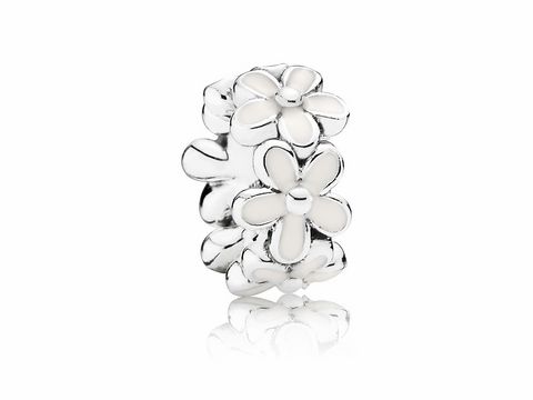 791495000-0 Charm von Pandora mit Lieblichem weißen Blümchen aus Silber und weißer Emaille, verziert mit mehreren floralen Motiven, ideal für charmante Armbänder und Schmuckkollektionen.