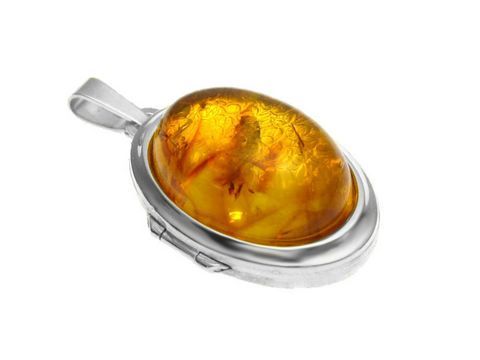 Bernstein Medaillon mit Cabochon-Form aus Weißgold 585, Hersteller Juwelier Harnisch, elegantes Schmuckstück mit natürlichem Bernstein in warmen, goldenen Tönen.
