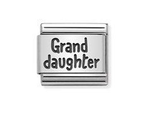 Silbernes Plättchen mit der Gravur Grand daughter, Teil der Composable Classic Kollektion von Nomination, geeignet für Armbänder und modische Accessoires.
