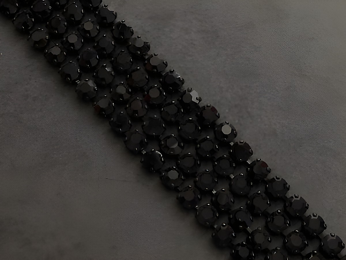 Schwarzes Strass Armband von Juwelier Harnisch, pompös und elegant, mit einer Länge von 18 cm, ideal für besondere Anlässe und modische Akzente.