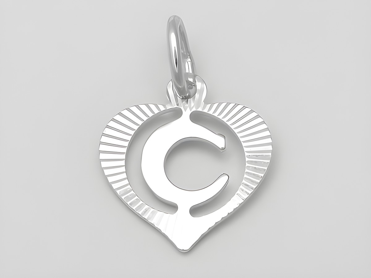 Herz Buchstabe C Silber Anhänger 925 Silber diamantiert von Juwelier Harnisch zeigt ein filigranes Design mit einem stilisierten C in der Mitte des Herzens.