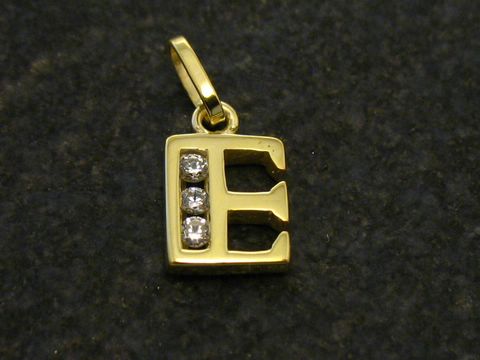 Goldener Anhänger in Form des Buchstabens E mit Zirkonia besetzt, Hersteller Juwelier Harnisch. Ideal als persönliches Schmuckstück oder Geschenk.