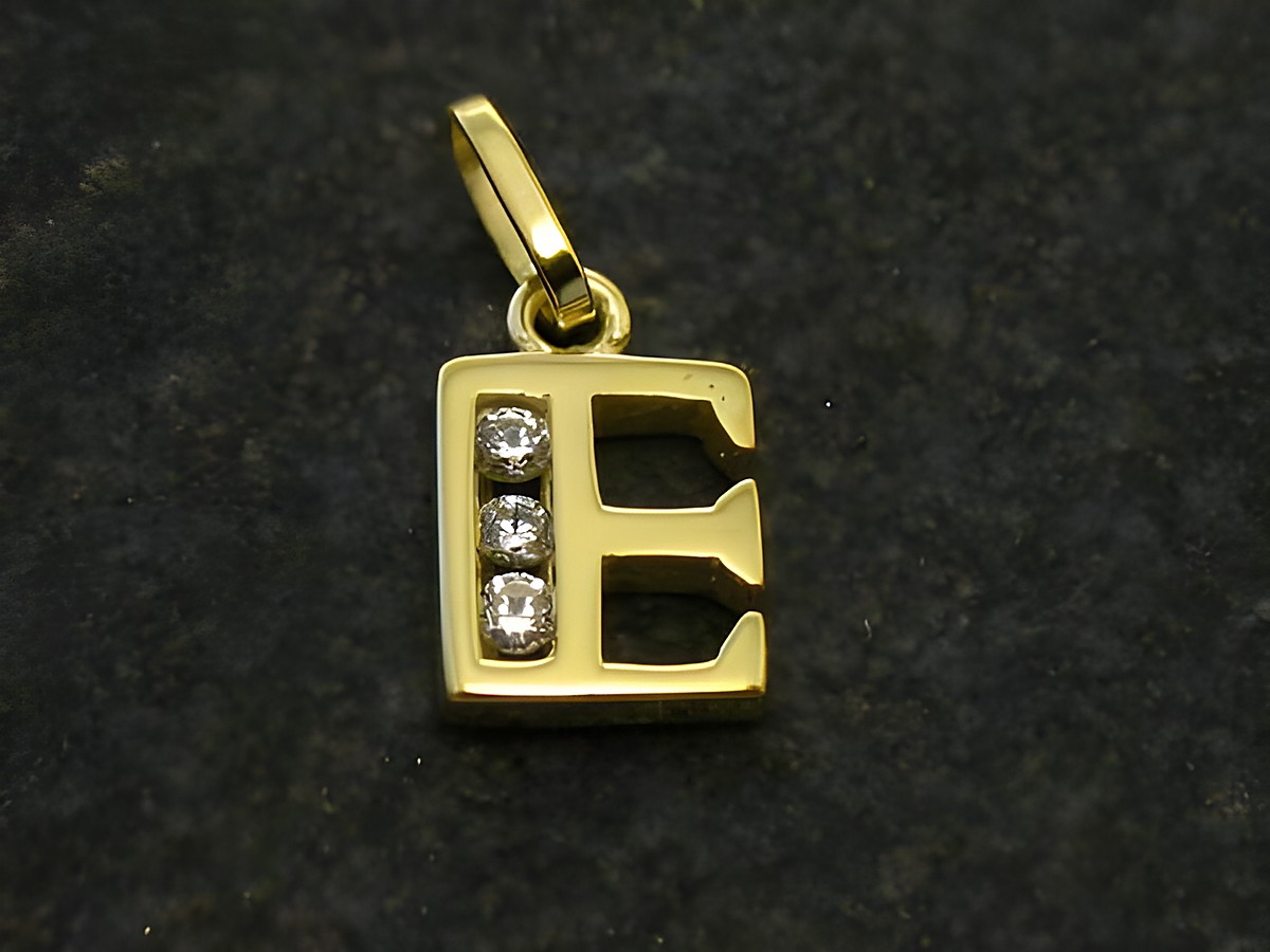 Goldener Anhänger in Form des Buchstabens E mit Zirkonia besetzt, Hersteller Juwelier Harnisch. Ideal als persönliches Schmuckstück oder Geschenk.
