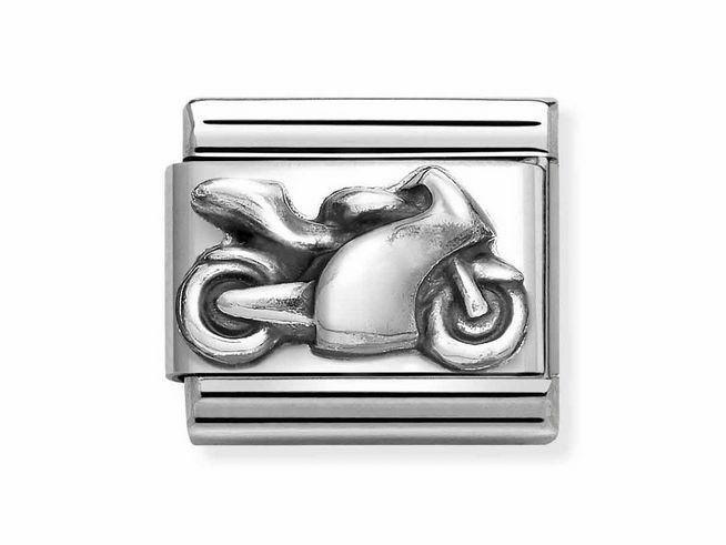 Motorrad in Silber aus Edelstahl mit detaillierter Darstellung, stammt von Nomination und eignet sich ideal als Schmuckstück für Motorradliebhaber.