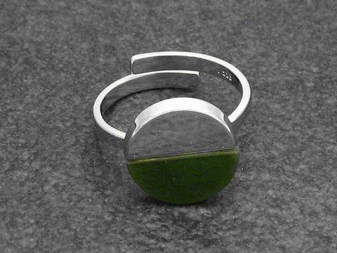 Silberring in Bicolor mit verstellbarer Größe, rhodinierte Oberfläche und einem Halbkugelstein aus Jade, gefertigt vom Juwelier Harnisch.