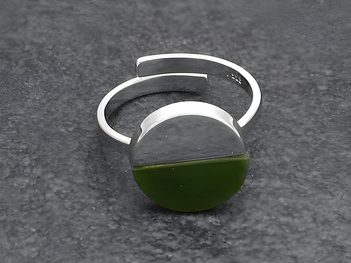Silberring in Bicolor mit verstellbarer Größe, rhodinierte Oberfläche und einem Halbkugelstein aus Jade, gefertigt vom Juwelier Harnisch.