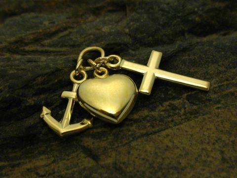 Glaube Liebe Hoffnung Gold Anhänger poliert mit Anker, Herz und Kreuz, Hersteller Juwelier Harnisch, symbolträchtiges Schmuckstück für persönliche Ausdrucksformen.
