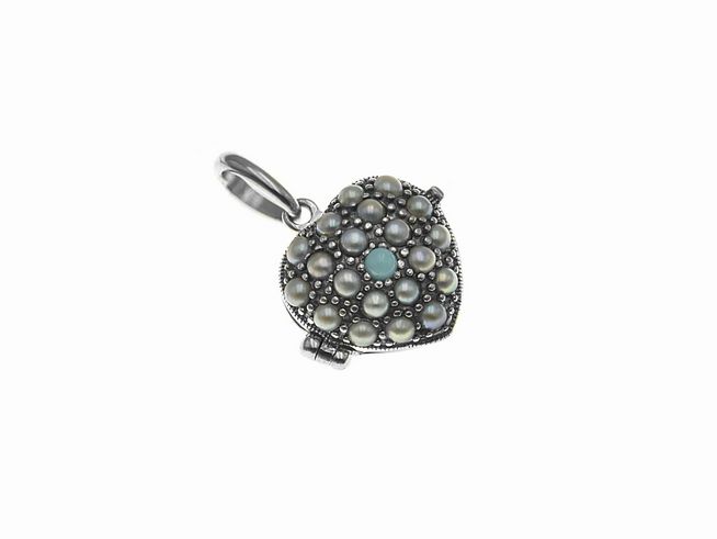 Medaillon in Herzform mit Perlen und türkisfarbener Akzentstein aus Sterling Silber, Hersteller Juwelier Harnisch, dekorativ und elegantes Schmuckstück.
