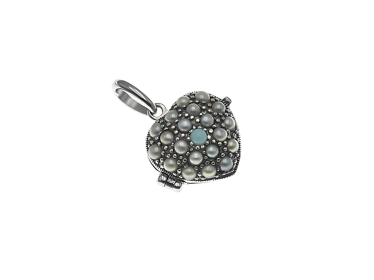 Medaillon in Herzform mit Perlen und türkisfarbener Akzentstein aus Sterling Silber, Hersteller Juwelier Harnisch, dekorativ und elegantes Schmuckstück.