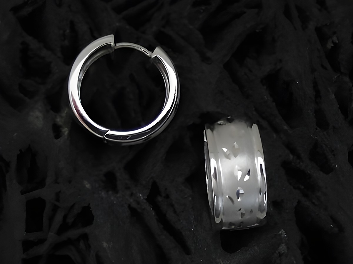 Zeitlose Creolen aus Sterlingsilber mit rhodiniertem Finish, Diamantschliff, Hersteller Juwelier Harnisch, Durchmesser bis 25 mm.